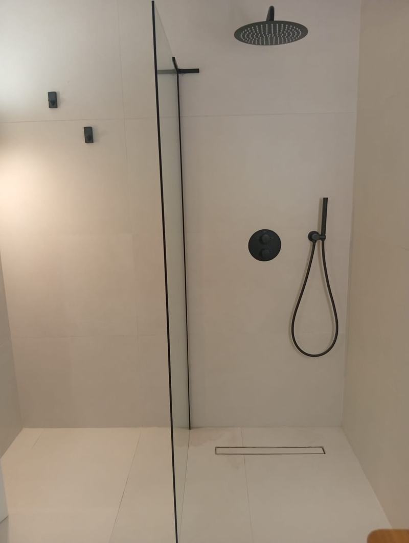 Cambio de bañera por plato de resina por MO-HOUSE en Mondragón