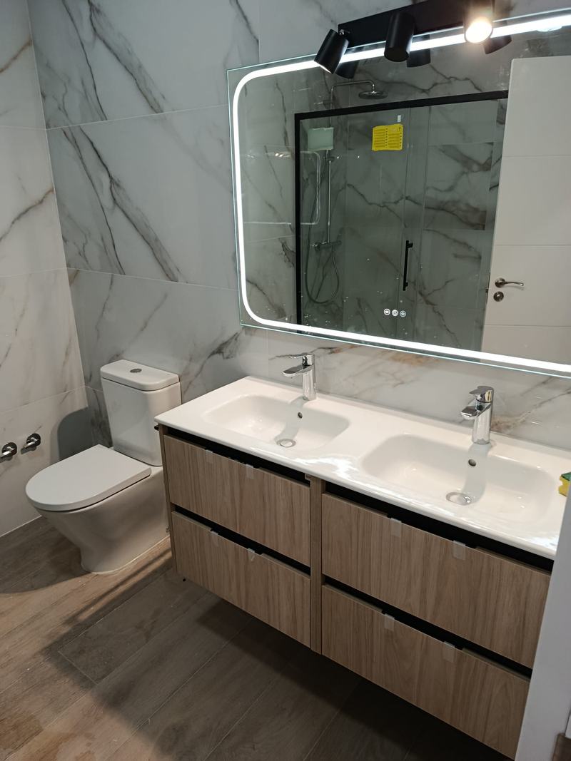 Mueble de lavabo doble con espejo LED instalado por MO-HOUSE en Vitoria-Gasteiz